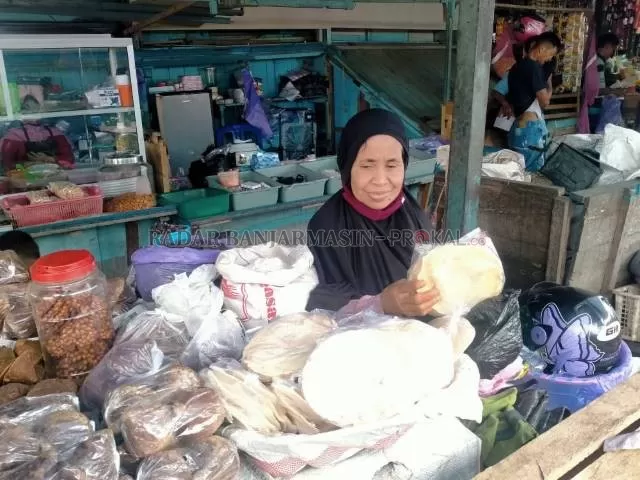 TIAP HARI: Sumiati berjualan jepa sudah lebih 30 tahun di Pasar Kemakmuran Kotabaru.