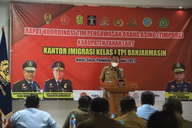 RAKOR: Bupati Tanah Laut H M Sukamta saat membuka rakor tim pengawasan orang asing (Timpora) kabupaten yang digelar pleh kantor imigrasi kelasi I TPI Banjarmasin.