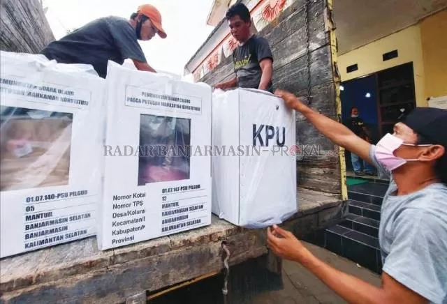 SUDAH TIBA: Kotak suara PSU Pilgub Kalsel tiba di kantor Kecamatan Banjarmasin Selatan di Jalan Tembus Mantuil, kemarin (10/6). Selanjutnya, surat-surat suara itu akan direkap.