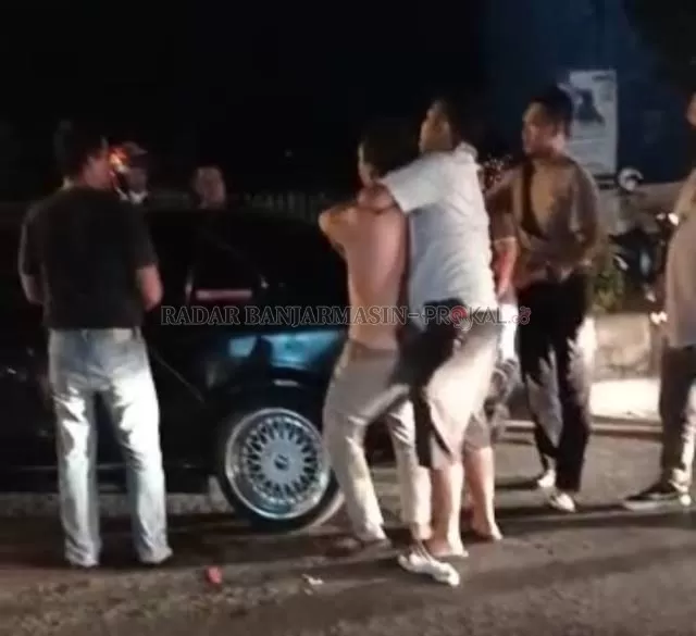 DIBEKAP: Anggota polisi mengamankan seorang pria yang diduga dalam pengaruh minuman keras dan memicu keributan di Jl A Yani Km 33 pada Kamis (10/6) malam. | Foto: istimewa