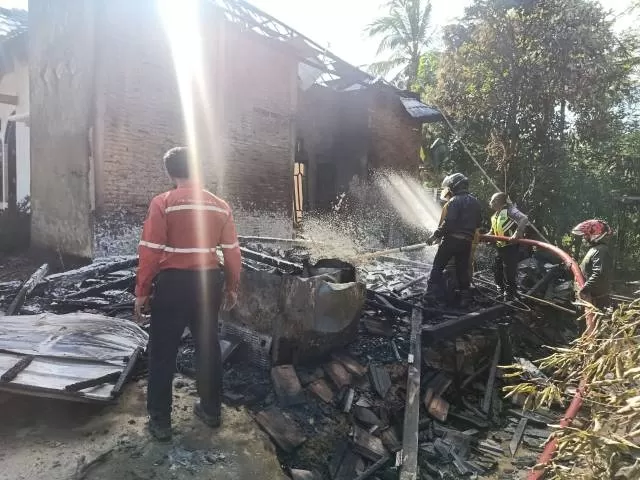 TERBAKAR: Sisa puing-puing rumah Kasim yang terbakar, Kamis (10/6) kemarin.