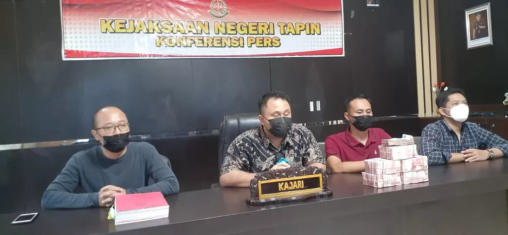 KASUS KORUPSI: Kepala Kejaksaan Negeri (Kejari) Tapin, Zaenul Abidin Nawir beserta jajarannya melakukan konferensi pers terkait kasus korupsi di Kabupaten Tapin.