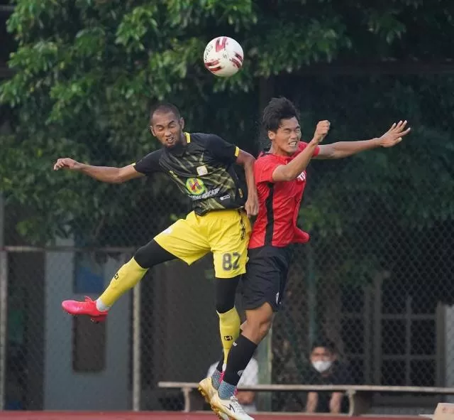 LOMPAT TINGGI: Barito Putera kembali menelan kekalahan di laga uji coba kontra Borneo FC, Sabtu (12/6) lalu.