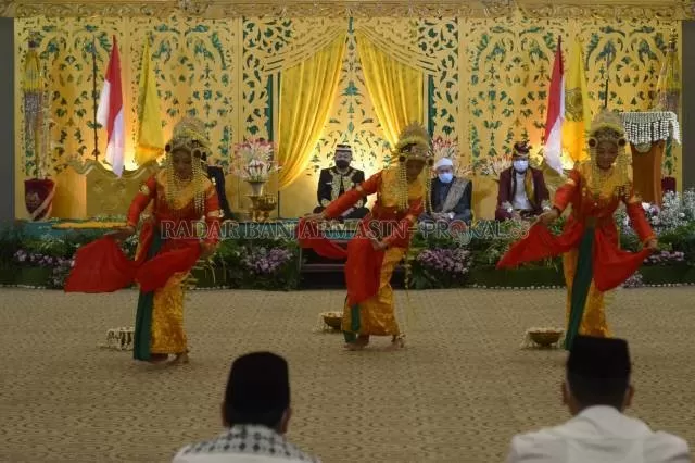 SUGUHAN SENI: Dibuka dengan tarian tradisional, milad Kesultanan Banjar digelar dengan peserta terbatas untuk menjaga protokol kesehatan selama pandemi. | FOTO: WAHYU RAMADHAN/RADAR BANJARMASIN
