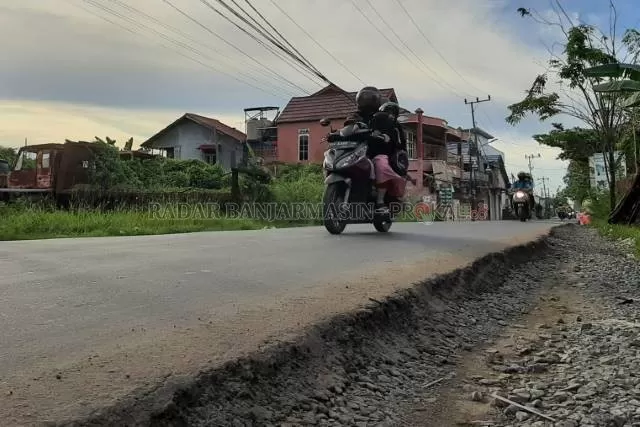 TERLALU TINGGI: Dinas PUPR Banjarmasin menjanjikan bahu Jalan Cemara akan dipermak ulang. Sejatinya proyek itu belum rampung. | FOTO: WAHYU RAMADHAN/RADAR BANJARMASIN