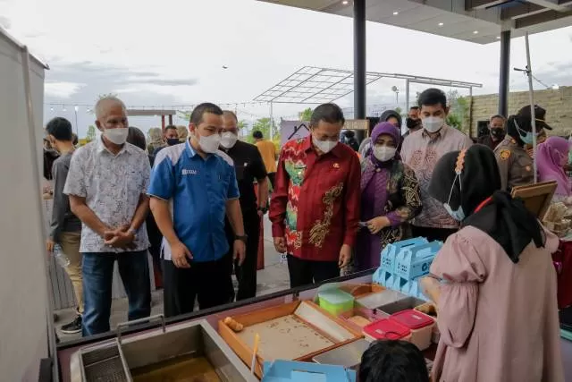 KUNJUNGAN: Wakil Walikota Banjarbaru Wartono SE bersama Ketua DPRD Banjarbaru Fadliansyah Akbar mengunjungi salah satu tenant Pujasera Grand Dafam Q Hotel Banjarbaru, yang resmi dibuka Sabtu (12/6) tadi.