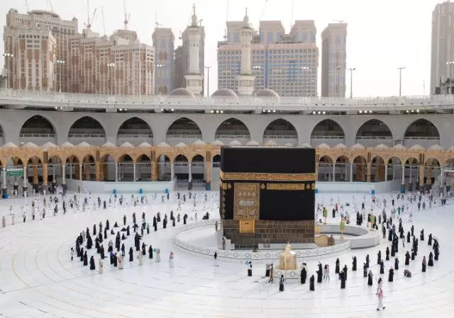 DIRINDUKAN JEMAAH: Jemaah beribadah di Masjidil Haram kala pandemi. Pemerintah membatalkan haji tahun ini. | FOTO: REUTERS