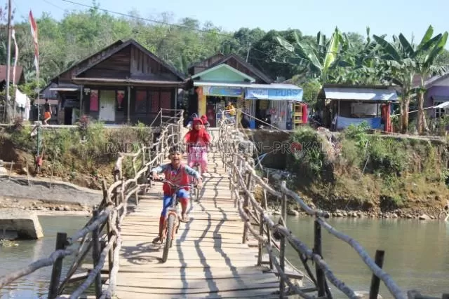 INGIN PERMANEN: Jembatan darurat Desa Alat RT 2 Kecamatan Hantakan sudah bisa dilewati berkat gotong royong masyarakat setempat. | FOTO: JAMALUDDIN/RADAR BANJARMASIN
