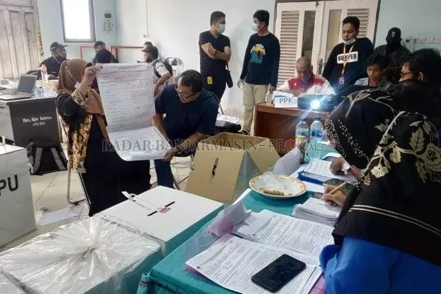 REKAP PSU: Proses rekapitulasi suara dari 12 kelurahan di kantor Kecamatan Banjarmasin Selatan sudah rampung. Tinggal pleno di tingkat kota. | FOTO: WAHYU RAMADHAN/RADAR BANJARMASIN