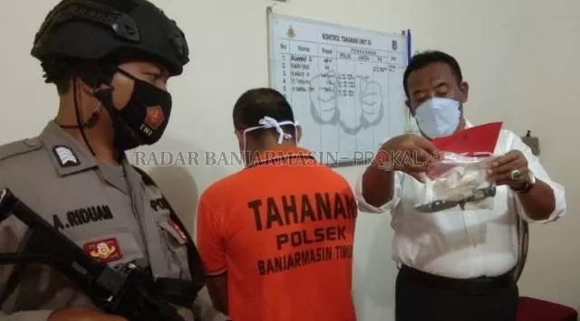 Tersangka dalam kasus pembunuhan teman segang, Rama Iriansyah dihadirkan dalam konferensi pers di Mapolsek Banjarmasin Timur, kemarin (14/6).