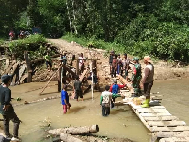 DIBANGUN LAGI: Jembatan darurat penghubung di Desa Patikalain dan Desa Hantakan sempat terputus. Akhirnya dibangun lagi dengan peralatan seadanya.
