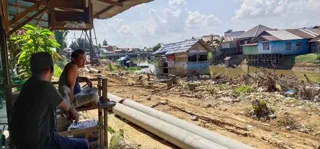 PROYEK PEMPROV: Jalan Desa Tangga Ulin di Kecamatan Amuntai Tengah yang longsor kini dikerjakan dengan sistem pile slab. | Foto: Muhammad Akbar/Radar Banjarmasin