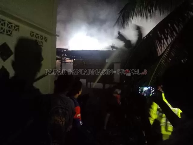 AMUKAN API: Kebakaran di Jalan Rangda Tapin Utara membakar dua buah rumah. | FOTO: RASIDI FADLI/RADAR BANJARMASIN