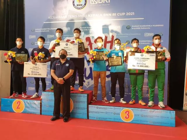 PERSAINGAN KETAT: Pasangan Irman Qurtubi dan Gilang Ramadan (paling kanan) menempati podium juara tiga bersama di ajang Kejurnas Tenis Meja BNN 2021 di Bogor, belum lama tadi.