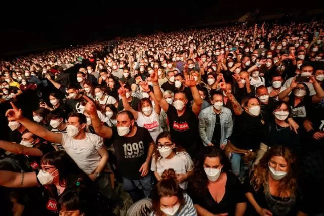 PAKAI MASKER: Konser musik di luar negeri digelar dengan persyaratan masker. | FOTO: REUTERS