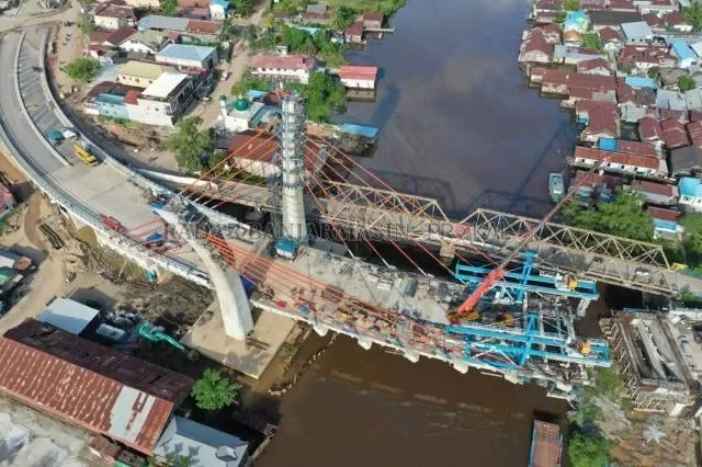 MEGAH: Foto udara Jembatan Sungai Alalak yang disebut-sebut termegah di Pulau Kalimantan. Pekerjaan jembatan yang menelan dana senilai Rp278 miliar itu akan tuntas lebih cepat. | FOTO: M OSCAR FRABY/RADAR BANJARMASIN