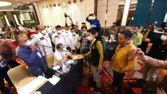 ALOT: Rapat pleno rekapitulasi hasil pemungutan suara Pilgub Kalsel tingkat provinsi di Hotel G-Sign Banjarmasin kemarin. | FOTO: M OSCAR FRABY/RADAR BANJARMASIN