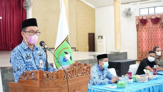 KOMITMEN: Staf Ahli Bupati Tanbu Iksan Budiman menyampaikan sambutan dalam sosialisasi Satgas Saber Pungli.