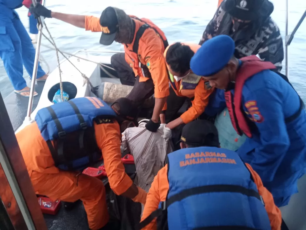 EVAKUASI: Saat tim gabungan melakukan evakuasi korban kecelakaan kapal MV 03 HI