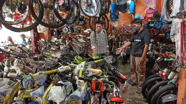 BARANG MASIH BANYAK: Toko Sepeda Hikmah di Pasar Martapura, Pertokoan Kayutangi, kemarin (18/7). Tampak sepi, tak lagi ramai seperti tahun lalu. | FOTO:  SUTRISNO/RADAR BANJARMASIN