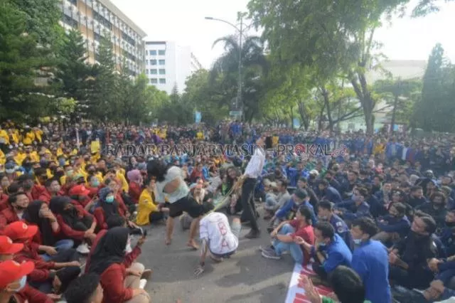 SUARA KRITIS: Mahasiswa berunjuk rasa menolak Omnibus Law di Banjarmasin, beberapa waktu lalu.