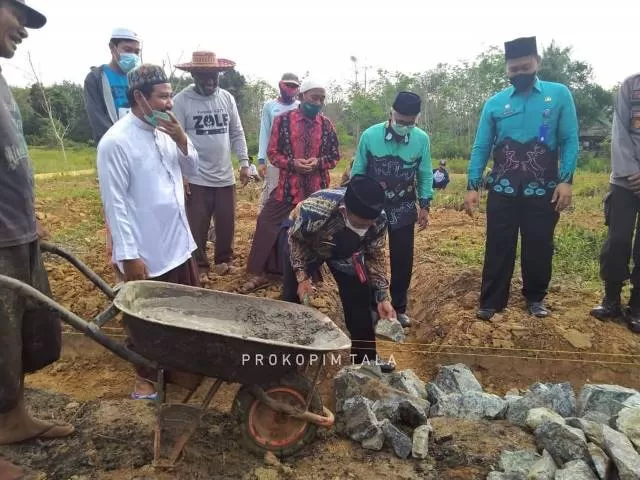 BATU PERTAMA: Bupati Tanah Laut H M Sukamta saat melakukan peletakan batu pertama pembangunan asrama santri Ponpes Miftahul Ulum Desa Batu Mulya.