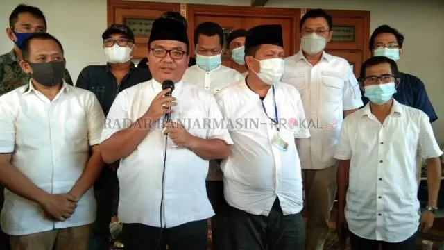 NGOTOT: Denny Indrayana saat jumpa pers 9 Juni tadi. Dia meminta MK membatalkan kemenangan petaha Sahbirin Noor pada PSU lalu. | FOTO: DOK/RADAR BANJARMASIN