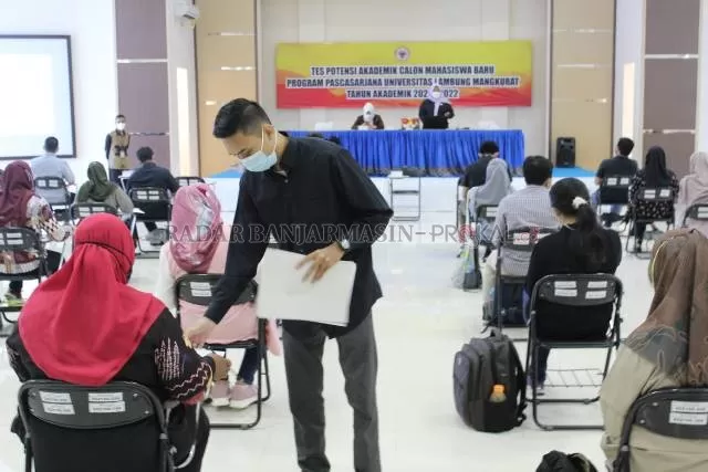 SIAP TATAP MUKA: Tes potensi akademik di Universitas Lambung Mangkurat belum lama tadi. | FOTO: IST