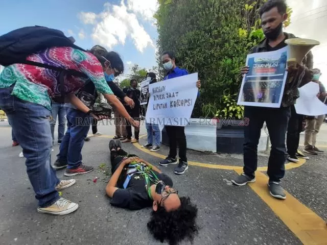 SOLIDARITAS: Aksi mengecam rentetan kasus kekerasan yang menimpa jurnalis di Banjarmasin, beberapa waktu lalu.