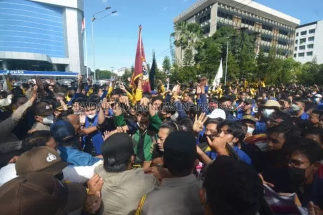 NYARIS RICUH: Mahasiswa dan aparat saling dorong di Jalan Lambung Mangkurat. Niat pendemo untuk merangsek ke gedung DPRD berujung gagal. | FOTO: WAHYU RAMADHAN/RADAR BANJARMASIN