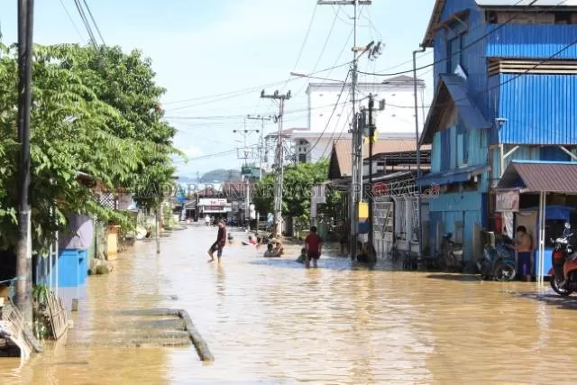 LEGALITAS PASAR: Banjir di pasar Barabai beberapa waktu lalu. Pembangunan belasan pasar di sejumlah daerah di Kalsel terkendal legalitas tanah. | FOTO: DOK/RADAR BANJARMASIN