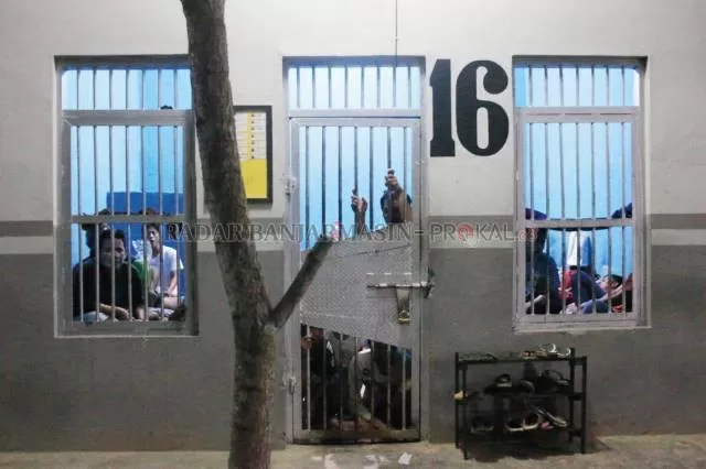 BERJEJAL: Narapidana yang menjalani masa tahanan di Lapas Banjarbaru akan dilakukan suntik vaksin Covid-19 usai seluruh pegawai dan sipir juga sudah dilakukan vaksin. Foto diambil sebelum pandemi. | Foto: Muhammad Rifani/Radar Banjarmasin