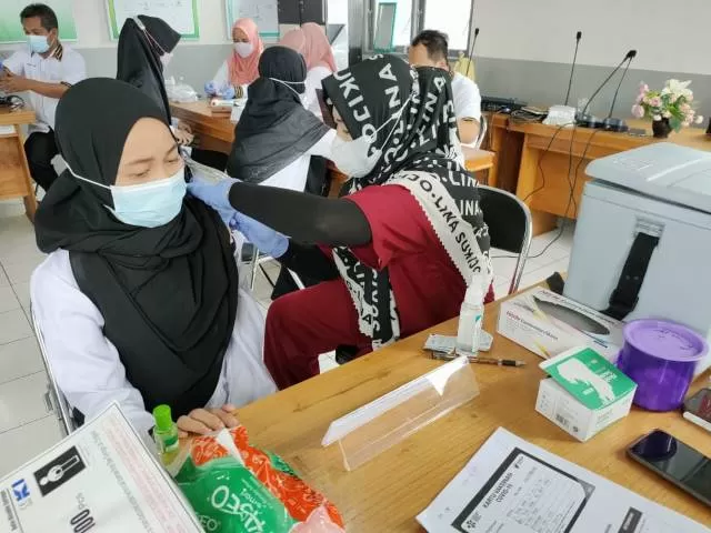 PRASYARAT: Para tenaga pendidik di Kabupaten HSS saat diberikan vaksinasi beberapa waktu lalu. | FOTO: DINKES HSS FOR RADAR BANJARMASIN