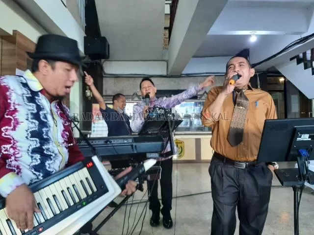 ENERGIK: Mantan Pj Wali Kota Banjarmasin Akhmad Fydayeen (kemeja cokelat) tampil menyanyikan lagu saat tasyakuran pelantikan Wali Kota dan Wakil Wali Kota Banjarmasin kemarin (23/6) di Balai Kota. | Foto:  Wahyu Ramadhan/Radar Banjarmasin