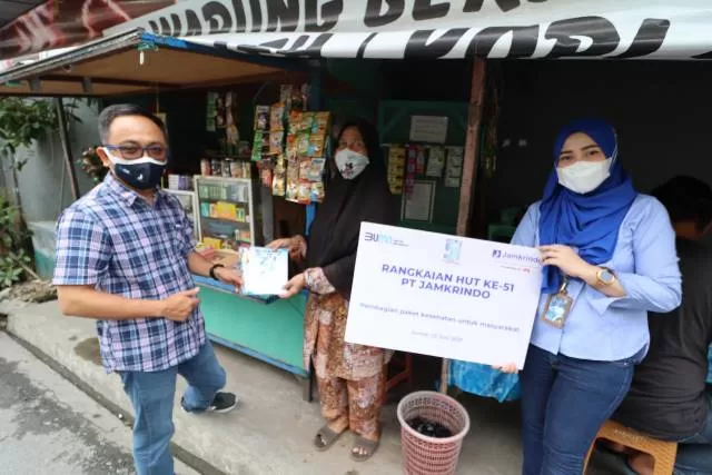 KEPEDULIAN: Menyambut Hari Ulang Tahun ke-51 PT Jamkrindo melalui kegiatan peduli Kesehatan membagikan 5.100 paket kesehatan berupa vitamin, masker dan hand sanitizer kepada masyarakat secara serentak pada Jumat (25/6) hari ini. | FOTO: PT Jamkrindo FOR RADAR BANJARMASIN