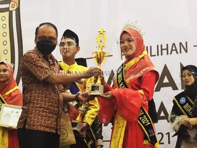 FINAL: Rektor UM Banjarmasin Prof Ahmad Khairuddin menyerahkan trofi kepada duta kampus terpilih Aulia Riskina dan Radifan Ihsan. | FOTO: TIA LALITA NOVITRI/RADAR BANJARMASIN