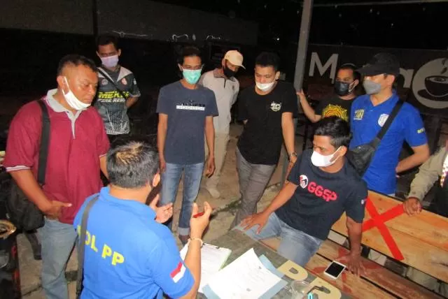 OPERASI: Satpol PP Banjarbaru saat menggelar giat rutin cipta kondisi, Rabu (23/6) malam. Dalam kesempatan ini mereka mendapati lima kafe tidak berizin. | FOTO: SATPOL PP BANJARBARU