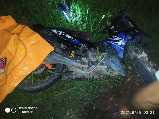 TABRAK: Kondisi sepeda motor Yamaha Zupiter MX yang dikendarai Muhammad Miftahur Munir, 25. Dia tewas setelah menabrak pohon di Jalan A Yani, Pengayuan, Liang Anggang, Jumat (25/6). | FOTO: SATLANTAS POLRES BANJARBARU