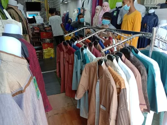 STOK: Pedagang menggencarkan penjualan baju muslim jelang Hari Raya Idul Adha.