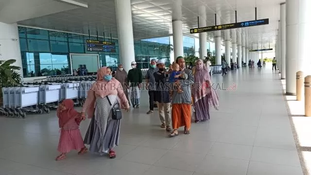 NORMAL: Penumpang di Bandara Internasional Syamsudin Noor, kemarin. Meski kasus Covid-19 di Jawa melonjak, namun pemerintah belum membatasi pergerakan masyarakat yang ingin keluar maupun memasuki Kalsel melalui bandara ini. | FOTO: SUTRISNO/RADAR BANJARMASIN