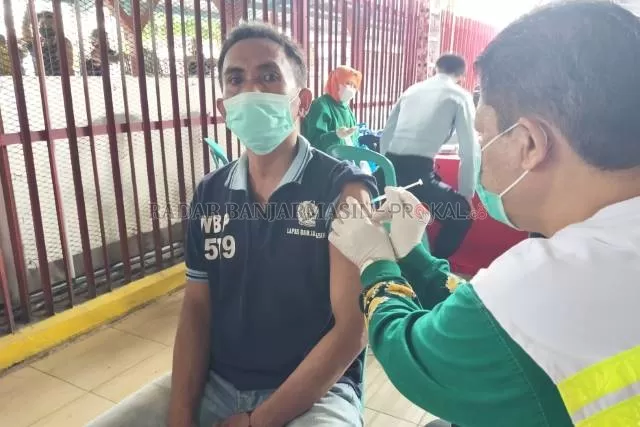RENTAN: Warga binaan Lapas Teluk Dalam menerima suntikan dosis pertama dari Dinas Kesehatan Banjarmasin, kemarin (29/6). | FOTO: LAPAS BANJARMASIN FOR RADAR BANJARMASIN