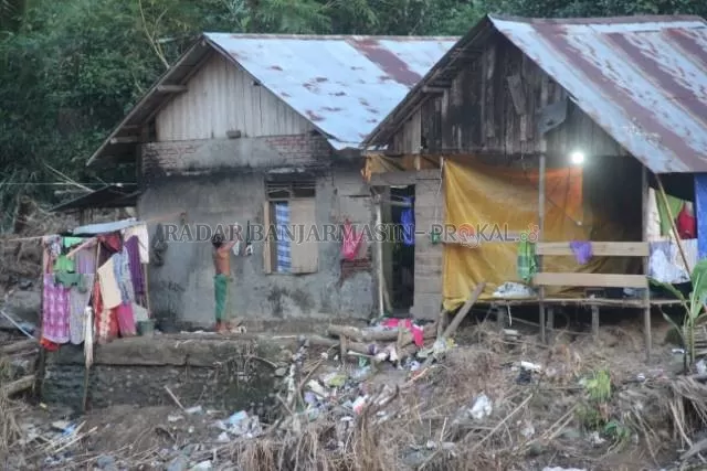 RUMAH RUSAK: Kondisi Desa Alat yang rusak akibat banjir bandan awal tahun 2021. Rumah warga banyak yang rusak bahkan hanyut terbawa banjir. | FOTO: JAMALUDDIN