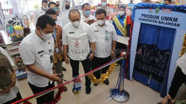 PERESMIAN : Bupati Balangan, Abdul Hadi, memotong pita tanda diresmikannya gerai produk UMKM Balangan di Indomaret. | FOTO: WAHYUDI/RADAR BANJARMASIN