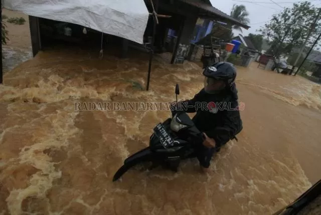 ANTISIPASI: Banjir parah melanda Cempaka Banjarbaru pada awal 2021 lalu. Untuk meminimalisir banjir, Pemko Banjarbaru ingin membangun embung lagi di kawasan ini. | Foto:Muhammad Rifani/Radar Banjarmasin