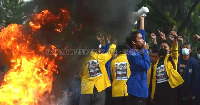 MEMBARA: Mahasiswa membakar ban bekas dan replika keranda mayat di depan gedung DPRD Kalsel di Jalan Lambung Mangkurat, kemarin (1/7).