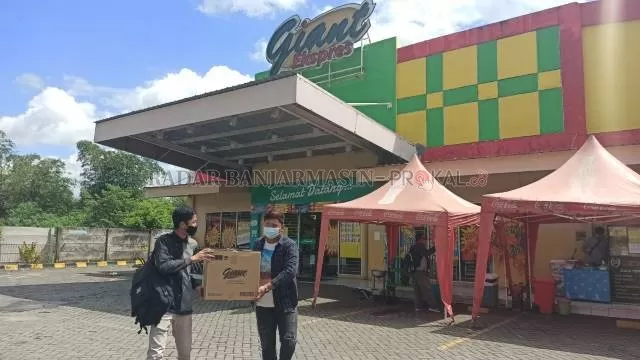 JELANG TUTUP: Warga selesai berbelanja di Giant Ekspres Banjarbaru, Jl A Yani Km 32,5 Banjarbaru, kemarin (1/7).Tutupnya Giant menyisakan banyak karyawan yang belum jelas nasibnya. | FOTO: SUTRISNO/RADAR BANJARMASIN