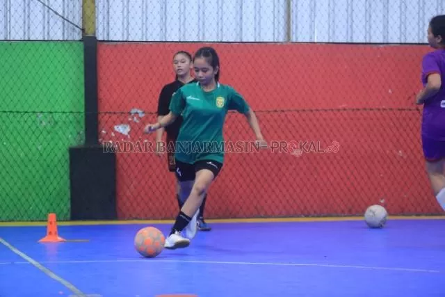 LATIHAN PASSING: Demi target meraih medali emas di Porprov XI, tim futsal putri Banjarmasin terus digenjot latihan di lapangan Menara Futsal, Teluk Dalam.