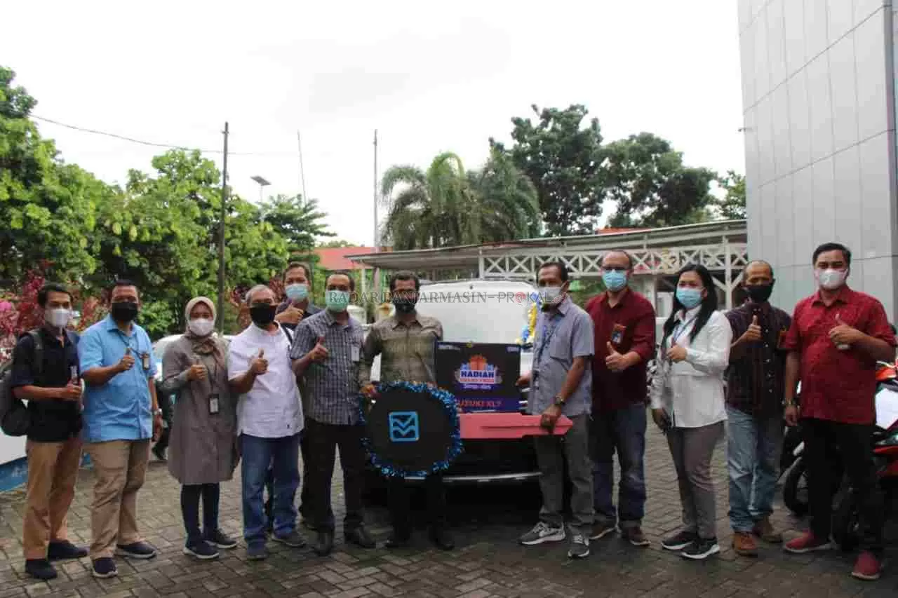 GRAND PRIZE: PT Bank Rakyat Indonesia (Persero) Kantor Cabang (Kanca) Martapura Jumat (2/7/2021) menyerahkan hadiah Grand Prize satu Unit mobil Suzuki XL7, kepada pemenang undian pada program ‘Panen Hadiah Simpedes (PHS) Periode semester II tahun 2020.