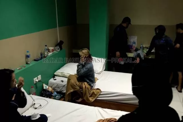 MASIH BOCAH: Tiga remaja dalam satu kamar yang sama di Hotel Rajawali Sama Indah di Jalan Kol Sugiono, terciduk pagi kemarin (2/7). | FOTO: WAHYU RAMADHAN/RADAR BANJARMASIN