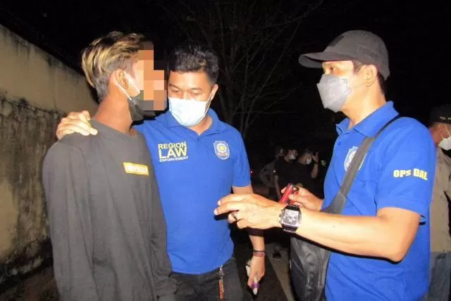 TAK ADA HABISNYA: Sejumlah remaja tertangkap tangan oleh petugas Satpol PP tengah pesta minuman beralkohol pada razia PPKM di Sabtu (3/7) malam. | Foto: Satpol PP Banjarbaru for Radar Banjarmasin